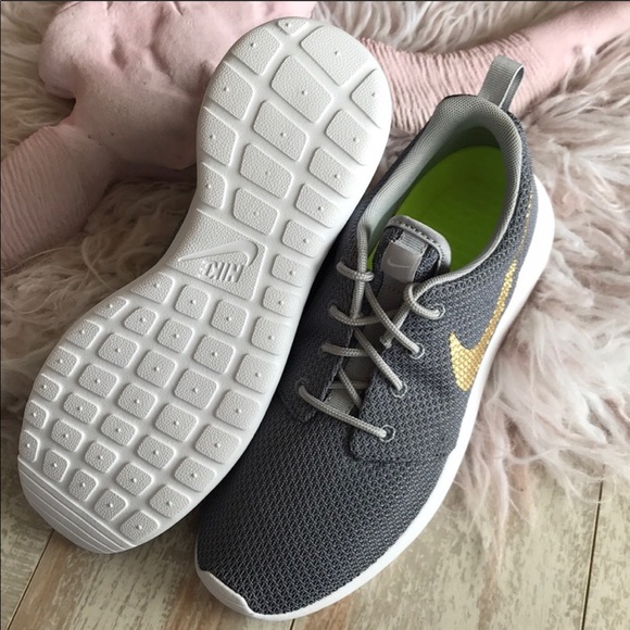 NWT Nike ID Roshe one Custom Gold swoosh - Picture 8 of 8